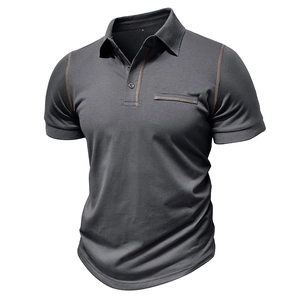 Détail d'un polo homme gris anthracite avec coutures contrastées marron et poche poitrine