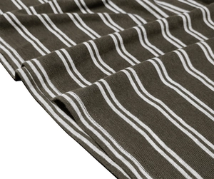 Detailaufnahme von olivgrün und weiß gestreiftem Strickstoff mit feiner Rippstruktur