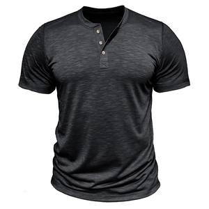 Détail du t-shirt Henley gris foncé avec texture flammée et patte à trois boutons