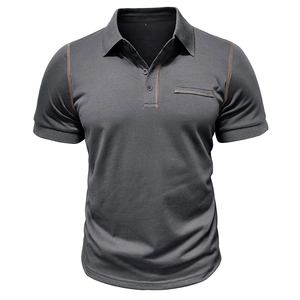 Détail du polo gris anthracite avec surpiqûres contrastées marron sur l'épaule et poche