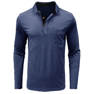 Détail du polo bleu denim à manches longues avec poche poitrine et finitions contrastées