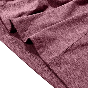 Détail du tissu rouge foncé chiné avec double couture sur l'ourlet du t-shirt homme