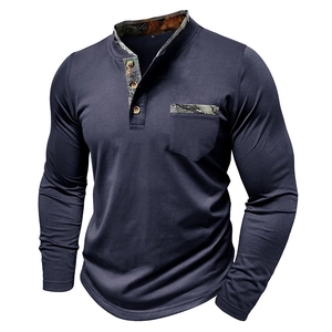 Détail d'un t-shirt Henley bleu marine avec doublure camouflage et boutons marron foncé