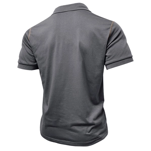 Vue arrière du polo homme gris foncé avec des coutures contrastées marron aux épaules