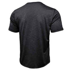 Détail de la texture flammée et des coutures lisses au dos du t-shirt Henley noir