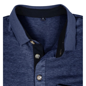 Détail de polo bleu marine avec col côtelé et patte de boutonnage à trois boutons