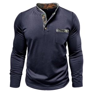 Détail d'un t-shirt Henley bleu marine avec bordure camouflage au col, poche et boutons