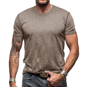 Détail du t-shirt marron vintage à col rond avec coutures renforcées et texture douce