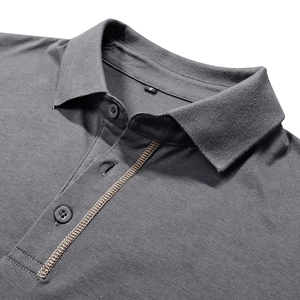 Détail du polo gris foncé avec patte à deux boutons et surpiqûres décoratives