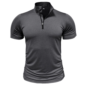 Vista dettagliata della t-shirt sportiva da uomo slim fit con zip a un quarto e collo alto
