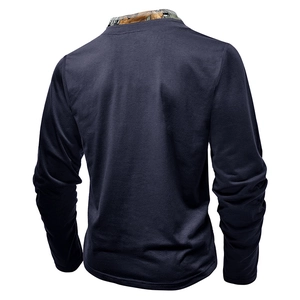 Vue arrière du t-shirt henley marine à manches longues avec col intérieur camouflage