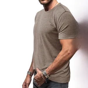 Détail du tissu en mélange de coton de qualité sur le t-shirt homme col rond