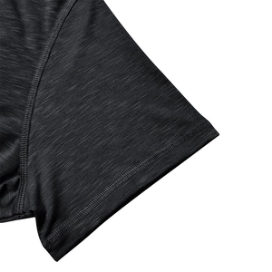 Gros plan détaillé des poignets à double piqûre d'un t-shirt Henley gris chiné