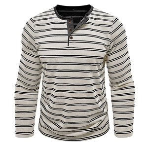 Detail des Henley-Kragens mit drei Holzknöpfen und gestreifter Strickstruktur