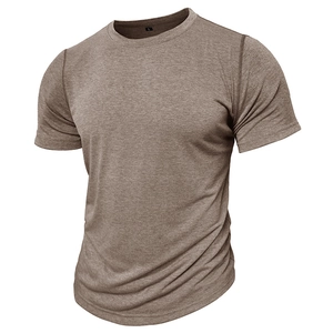 Détail d'un t-shirt marron à manches courtes montrant le col rond et la maille