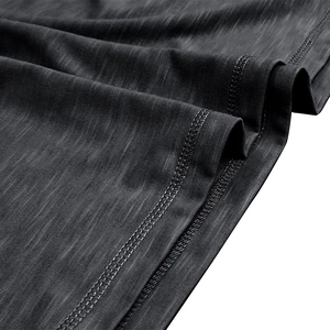 Détail de la couture à double aiguille et texture chinée sur une chemise Henley en maille