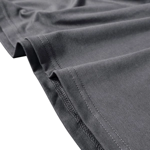 Gros plan sur les doubles coutures et la finition de l'ourlet sur un polo gris anthracite