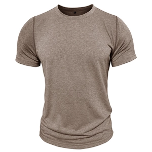 Détail de la texture chinée marron et du col rond renforcé d'un t-shirt pour hommes