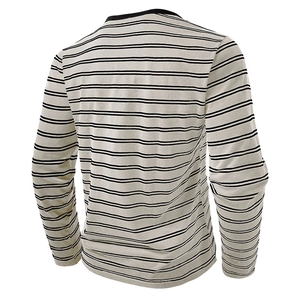 Detailansicht des Herren-Langarm-Henleyshirts mit Streifen aus weichem Baumwollstrick