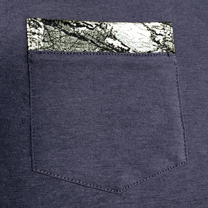 Détail de la poche de poitrine avec garniture texturée sur ce t-shirt henley à manches longues