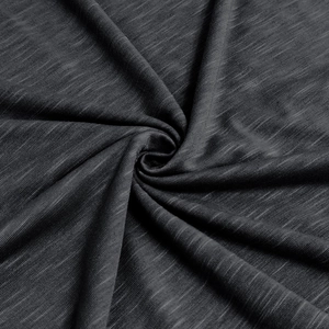 Détail macro du tissu en maille flammée gris foncé montrant texture et drapé doux