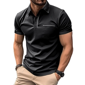 Détail d'un polo noir slim fit avec accents de col gris et texture en coton de qualité
