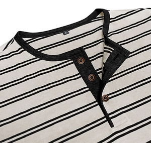 Detail eines gestreiften Herren-Henleys mit drei Knöpfen und XL-Größenetikett