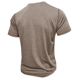 Détail du dos d'un t-shirt de sport marron chiné montrant le tissu et les coutures