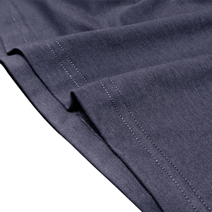 Détail du tissu jersey haute densité avec surpiqûres à double aiguille sur l'ourlet