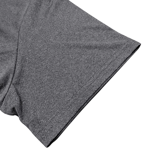 Dettaglio della cucitura a doppio ago sul polsino grigio scuro di una t-shirt a compressione