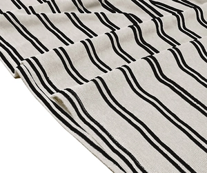 Makroaufnahme von schwarz-weiß gestreiftem Strickstoff mit vertikaler Rippenstruktur