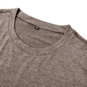 Gros plan d'un col rond de T-shirt marron avec coutures renforcées à deux aiguilles