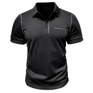 Détail du polo noir montrant des coutures contrastées grises et une poche zippée à la poitrine