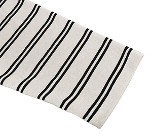 Detail eines schwarz-weiß gestreiften Strickärmels mit feiner Textur und sauberer Naht