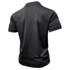 Détail macro du polo noir pour homme avec coutures grises contrastées sur l'épaule