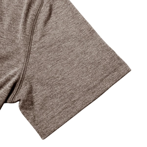 Gros plan sur l'ourlet de la manche à double couture du t-shirt chiné taupe