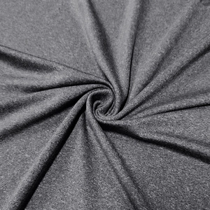 Texture dettagliata del tessuto a maglia grigio scuro melange con drappeggio morbido