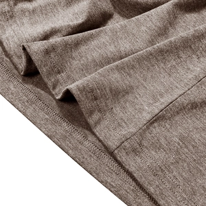 Gros plan détaillé de la double couture et de la texture en maille grise sur l'ourlet