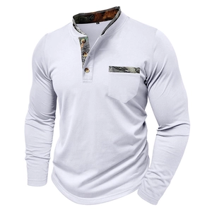 Détail d'un t-shirt Henley blanc à manches longues avec accents camouflage au col