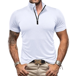 Dettaglio della polo sportiva slim fit con tessuto elasticizzato e collo con cerniera