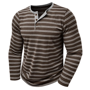 Nahaufnahme des kaffeebraun gestreiften Henley-Shirts mit Kragen und drei Knöpfen