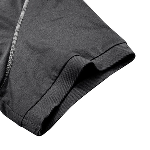 Gros plan du polo gris anthracite avec bord-côte et surpiqûres blanches contrastées