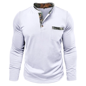 Détail d'un t-shirt Henley blanc avec col à doublure camouflage et boutons en bois