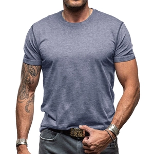 Gros plan détaillé du tissu chiné bleu sur un t-shirt cintré à col rond pour hommes en été