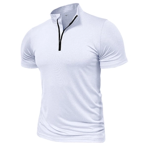 Dettaglio maglia sportiva azzurra a maniche corte con colletto a lupetto e zip 1/4