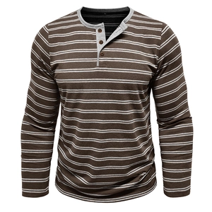 Detailaufnahme von grauem Henley-Ausschnitt und Holzknöpfen an gestreiftem Langarmshirt