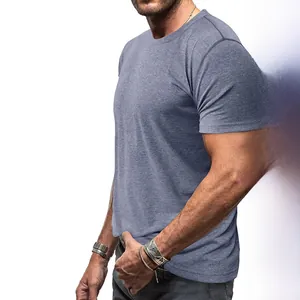Détail d'un t-shirt homme bleu chiné montrant le tissu respirant et la coupe à col rond
