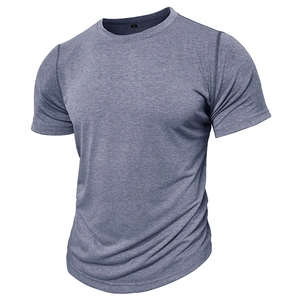 Détail du t-shirt homme à col rond en bleu chiné avec des coutures de renfort aux ourlets