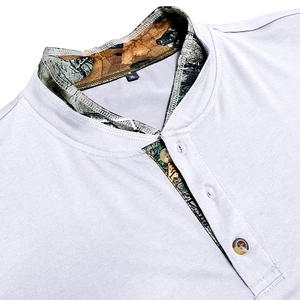 Détail du col Henley lilas clair avec doublure camouflage et boutons ambrés texturés