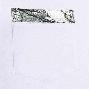 Gros plan détaillé de la poche poitrine avec bordure à motif marbre sur chemise Henley homme